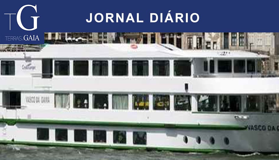 Fogo em barco-hotel no cais de Quebrantões